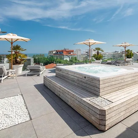 מלון Monaco 4*